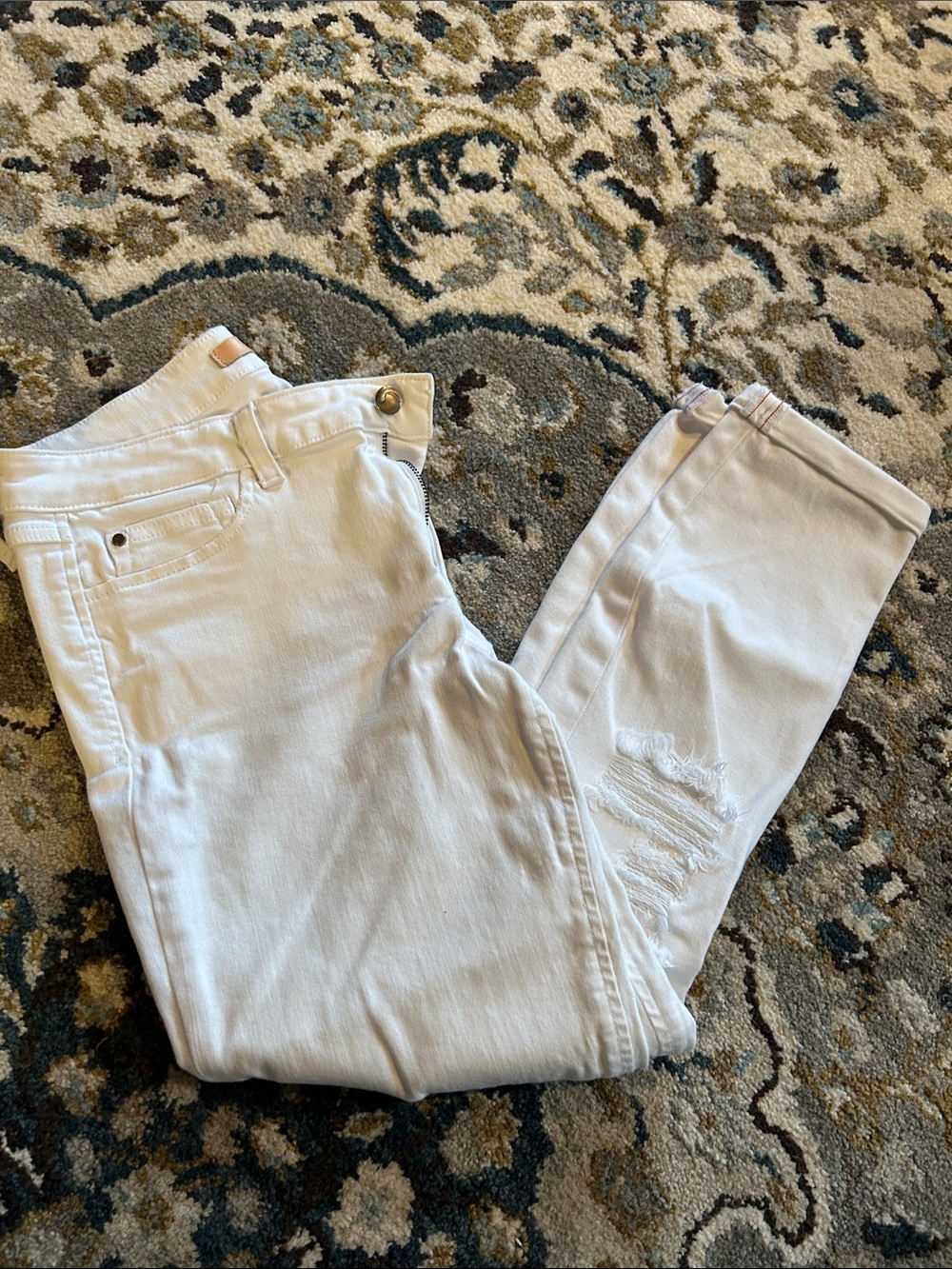 Joe's Jeans White mid-Rise Skinny Jeans, distressing at knee, size 30